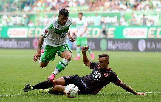  莱比锡红牛定位球战术奏效，德甲高空轰炸攻克狼堡城池